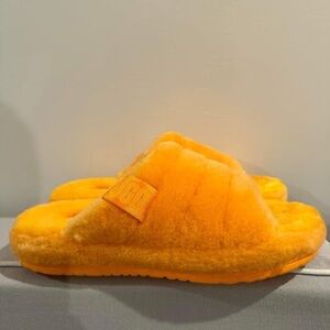 NWOT never worn UGG fuzzy sandals slipper (women’s size 9)